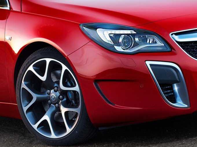 Opel Insignia OPC Sports Tourer 2014: immagini ufficiali