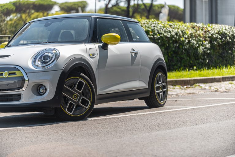 Mini Cooper SE: la prova su strada