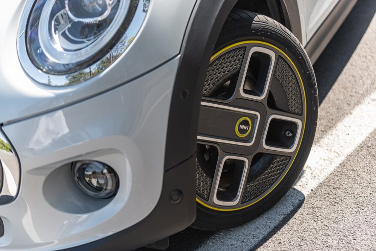 Mini Cooper SE: la prova su strada