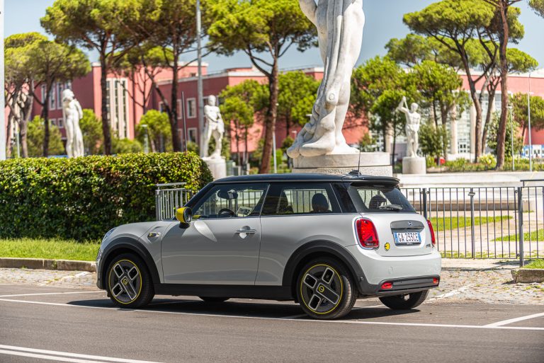 Mini Cooper SE: la prova su strada