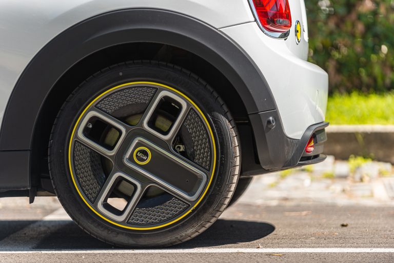 Mini Cooper SE: la prova su strada