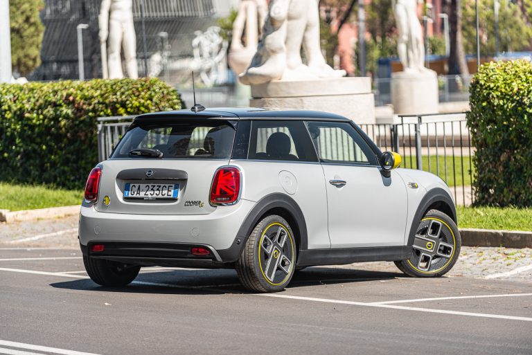 Mini Cooper SE: la prova su strada