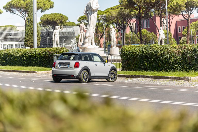 Mini Cooper SE: la prova su strada