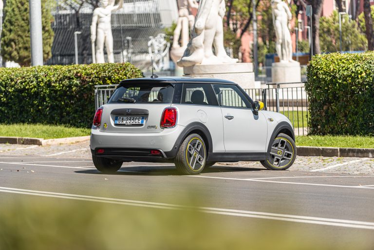 Mini Cooper SE: la prova su strada