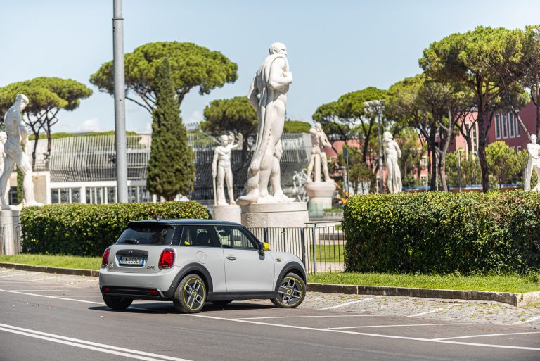 Mini Cooper SE: la prova su strada