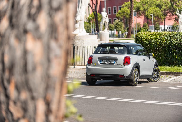Mini Cooper SE: la prova su strada
