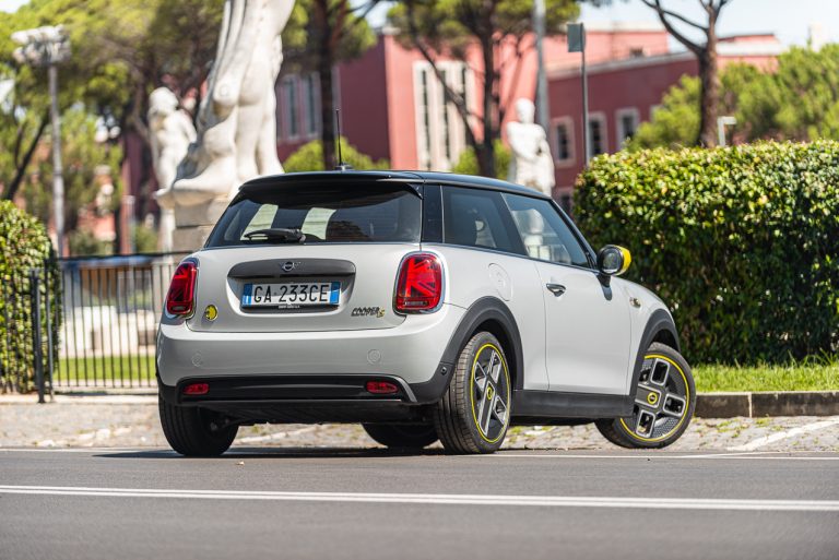 Mini Cooper SE: la prova su strada