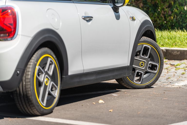 Mini Cooper SE: la prova su strada