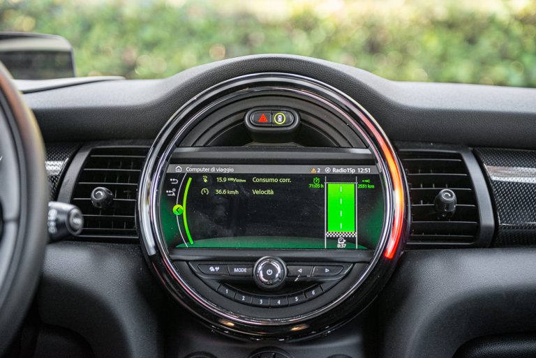 Mini Cooper SE: la prova su strada