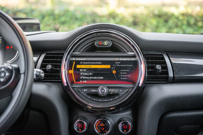 Mini Cooper SE: la prova su strada
