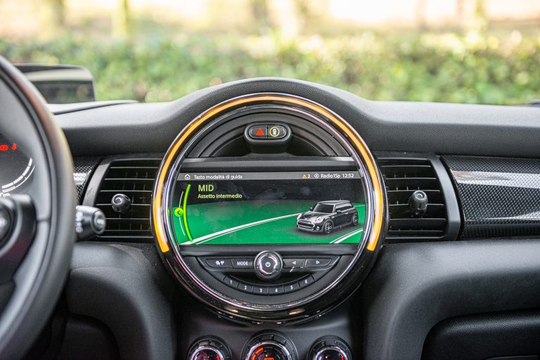 Mini Cooper SE: la prova su strada