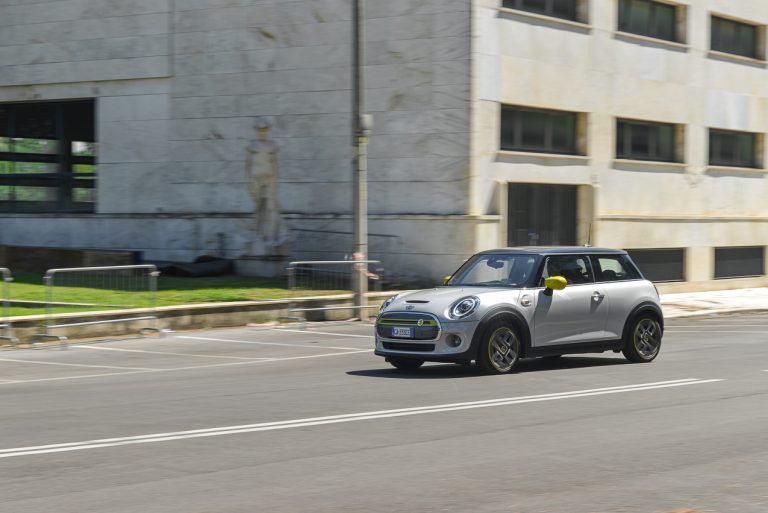 Mini Cooper SE: la prova su strada