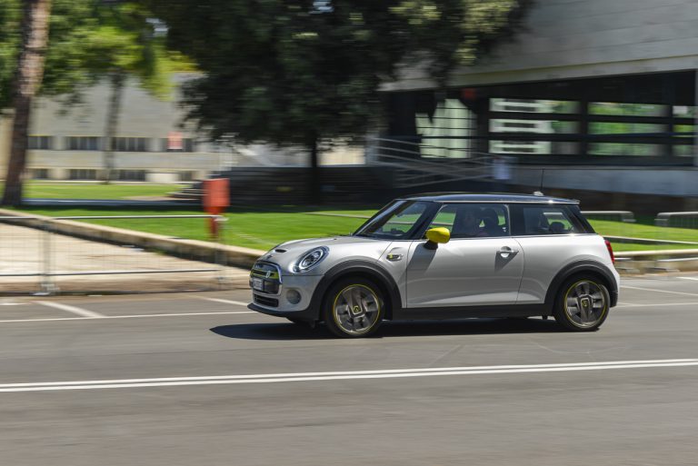 Mini Cooper SE: la prova su strada