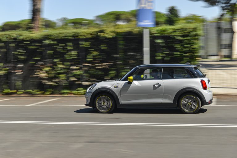 Mini Cooper SE: la prova su strada