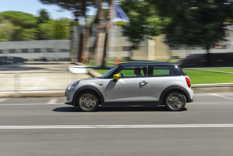 Mini Cooper SE: la prova su strada