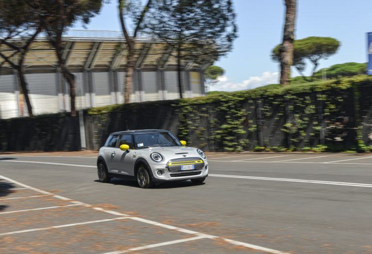 Mini Cooper SE: la prova su strada