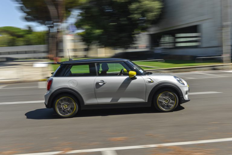 Mini Cooper SE: la prova su strada