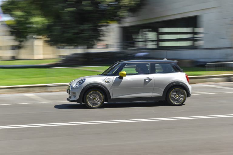 Mini Cooper SE: la prova su strada
