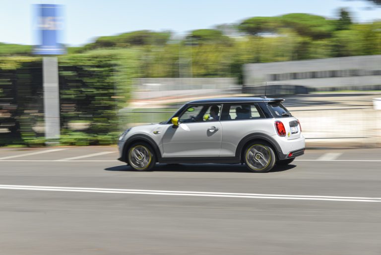 Mini Cooper SE: la prova su strada
