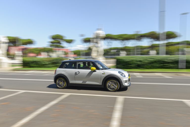 Mini Cooper SE: la prova su strada