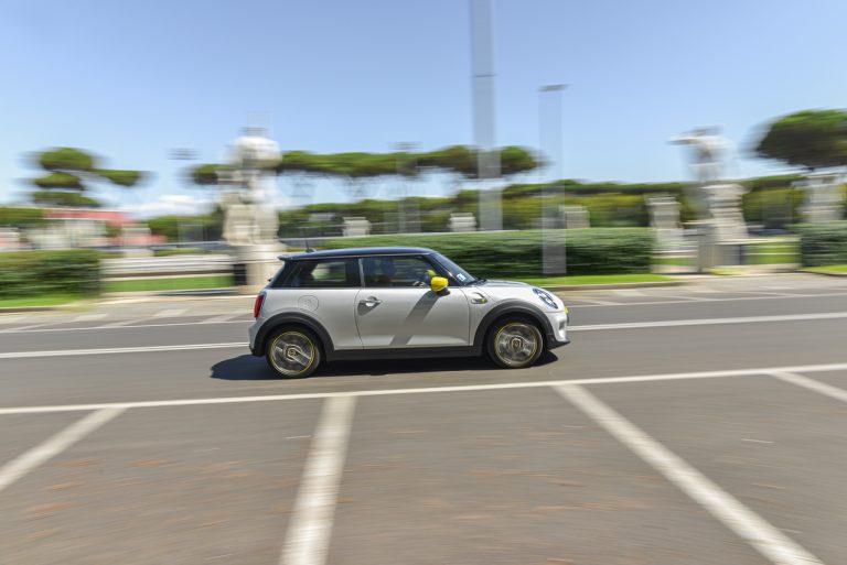Mini Cooper SE: la prova su strada