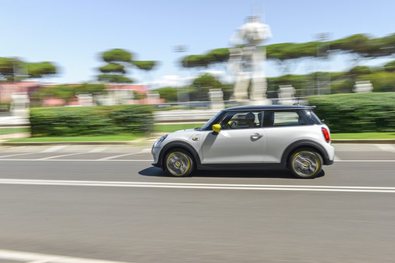 Mini Cooper SE: la prova su strada