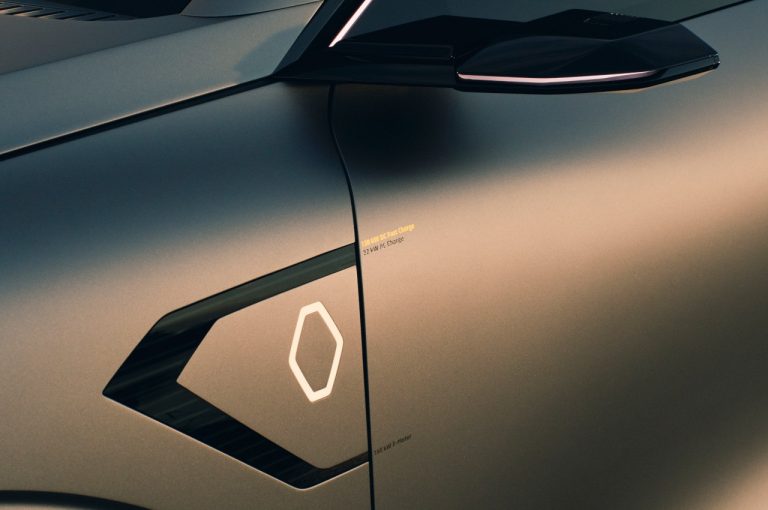 Renault Mégane eVision 2021: immagini ufficiali