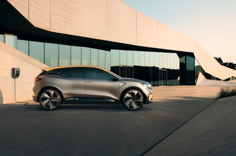 Renault Mégane eVision 2021: immagini ufficiali