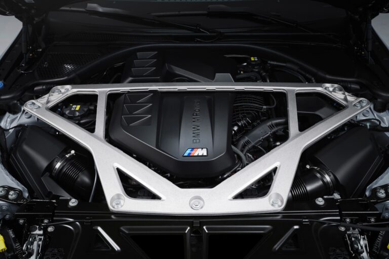 Bmw M4 CSL 2022: immagini ufficiali