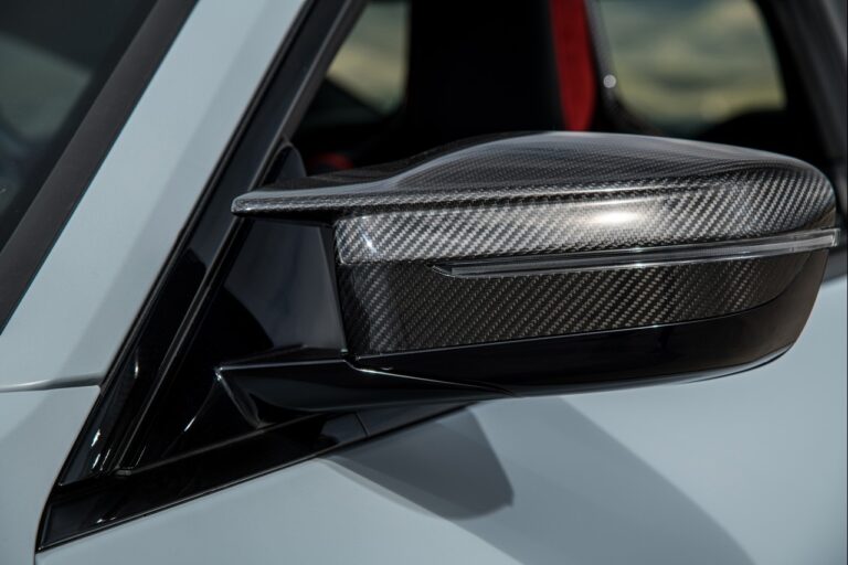 Bmw M4 CSL 2022: immagini ufficiali