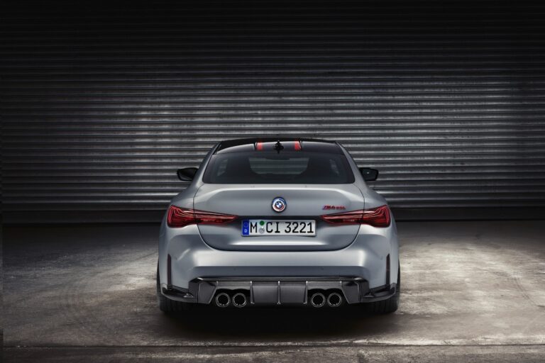 Bmw M4 CSL 2022: immagini ufficiali