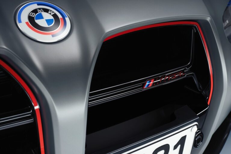 Bmw M4 CSL 2022: immagini ufficiali