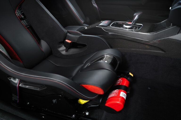 Bmw M4 CSL 2022: immagini ufficiali