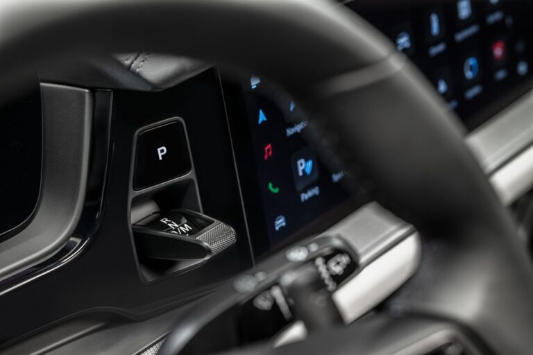 Porsche Cayenne 2023, gli interni: immagini ufficiali