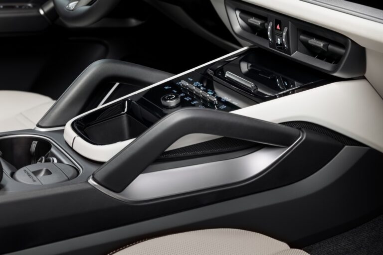 Porsche Cayenne 2023, gli interni: immagini ufficiali