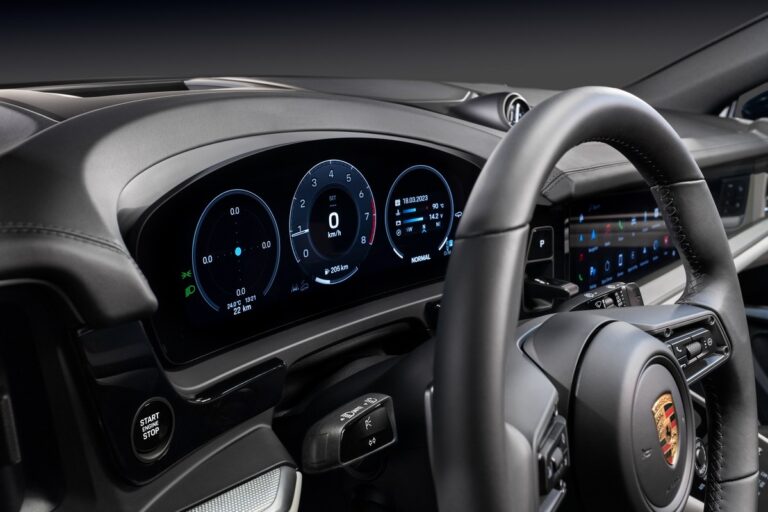 Porsche Cayenne 2023, gli interni: immagini ufficiali