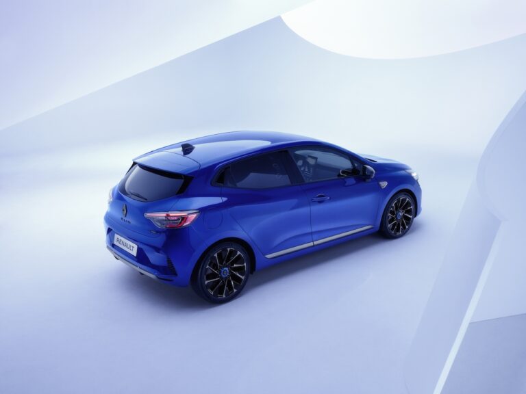 Nuova Renault Clio 2023: immagini ufficiali